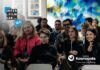 Uczestnicy i uczestniczki warsztatów INTERFILMLAB uczestniczący w wykładzie. Loga INTERFILMLAB 10.0 oraz Instytutu Kosmopolis Fundacja Nauki, Kultury i Edukacji.