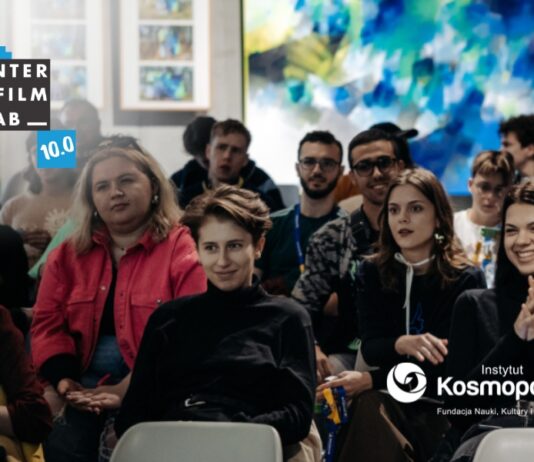 Uczestnicy i uczestniczki warsztatów INTERFILMLAB uczestniczący w wykładzie. Loga INTERFILMLAB 10.0 oraz Instytutu Kosmopolis Fundacja Nauki, Kultury i Edukacji.