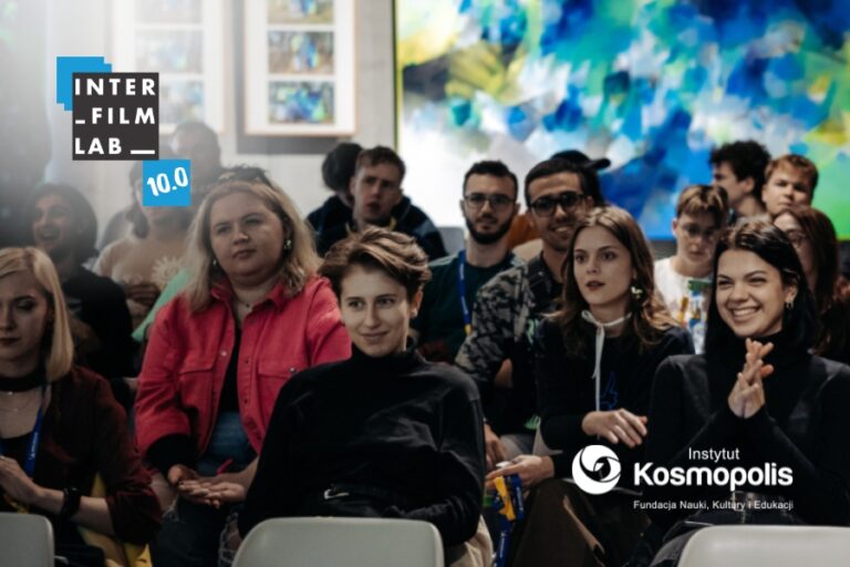 Uczestnicy i uczestniczki warsztatów INTERFILMLAB uczestniczący w wykładzie. Loga INTERFILMLAB 10.0 oraz Instytutu Kosmopolis Fundacja Nauki, Kultury i Edukacji.
