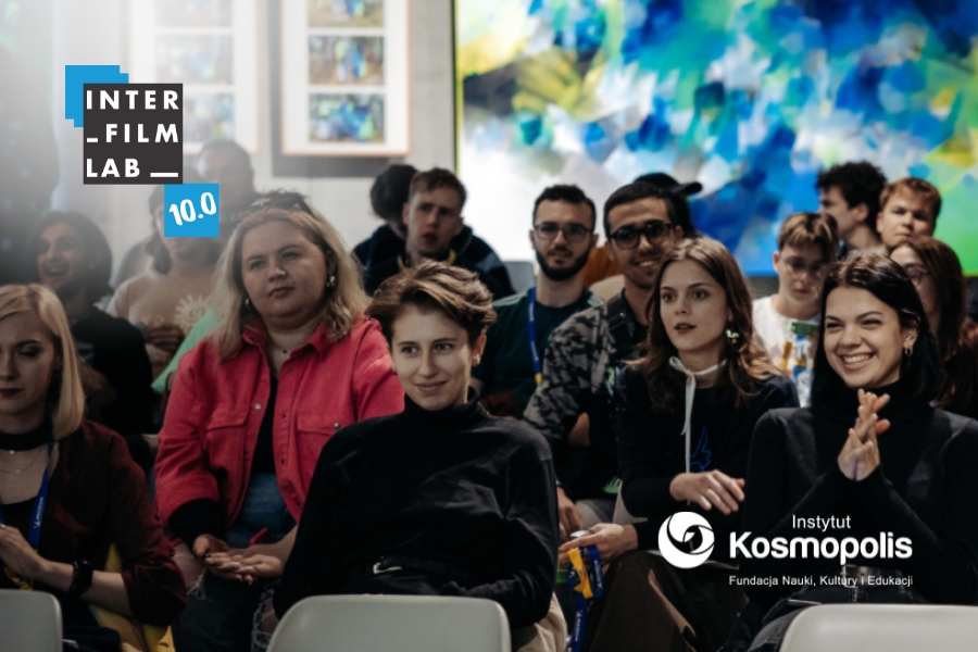 Uczestnicy i uczestniczki warsztatów INTERFILMLAB uczestniczący w wykładzie. Loga INTERFILMLAB 10.0 oraz Instytutu Kosmopolis Fundacja Nauki, Kultury i Edukacji.