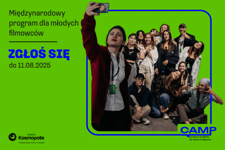 Grupa młodych osób pozuje do selfie. Napis "Międzynarodowy program dla młodych filmowców | ZGŁOŚ SIĘ do 11.08.2025". Logo Instytutu Kosmopolis Fundacji Nauki, Kultury i Edukacji oraz CAMP – Creative Academy for Movie Producers.