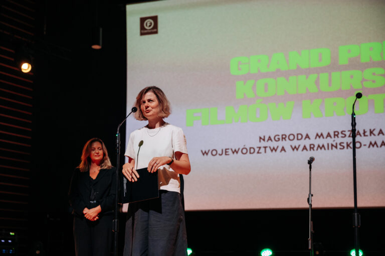 Joanna Różniak przemawia na scenie po odebraniu nagrody Grand Prix Konkursu Filmów Krótkich.