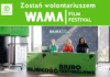 Zostań wolontariuszem WAMA Film Festival - zdjęcie przedstawia troje wolontariuszy w recepcji biura festiwalowego.