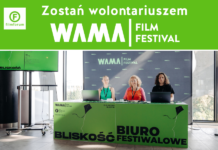 Zostań wolontariuszem WAMA Film Festival - zdjęcie przedstawia troje wolontariuszy w recepcji biura festiwalowego.