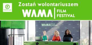 Zostań wolontariuszem WAMA Film Festival - zdjęcie przedstawia troje wolontariuszy w recepcji biura festiwalowego.