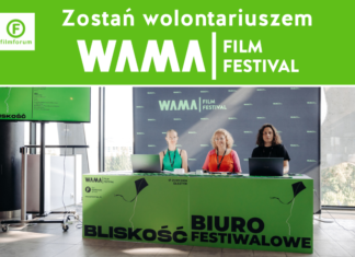 Zostań wolontariuszem WAMA Film Festival - zdjęcie przedstawia troje wolontariuszy w recepcji biura festiwalowego.