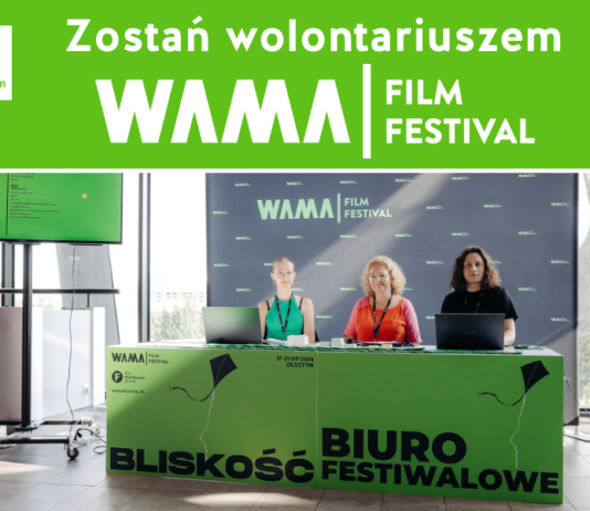 Zostań wolontariuszem WAMA Film Festival - zdjęcie przedstawia troje wolontariuszy w recepcji biura festiwalowego.